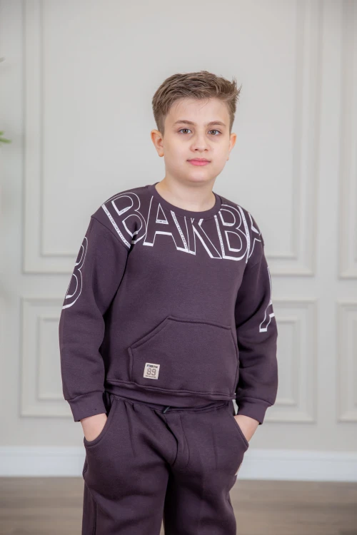 طقم ولادي أنيق قطعتين لون بنفسجي بجيوب أمامية وأكمام طويلة مع كتابة أمامية و بنطلون بجيوب و مطاط من الأسفل