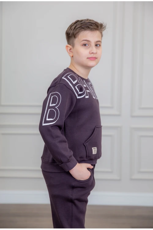 طقم ولادي أنيق قطعتين لون بنفسجي بجيوب أمامية وأكمام طويلة مع كتابة أمامية و بنطلون بجيوب و مطاط من الأسفل