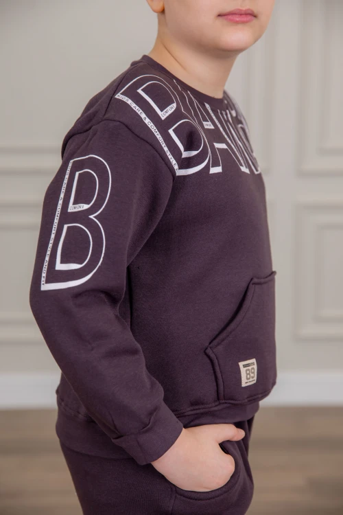 طقم ولادي أنيق قطعتين لون بنفسجي بجيوب أمامية وأكمام طويلة مع كتابة أمامية و بنطلون بجيوب و مطاط من الأسفل