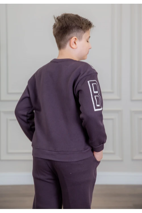 طقم ولادي أنيق قطعتين لون بنفسجي بجيوب أمامية وأكمام طويلة مع كتابة أمامية و بنطلون بجيوب و مطاط من الأسفل