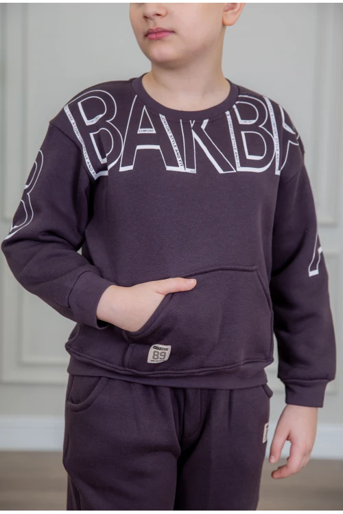 طقم ولادي أنيق قطعتين لون بنفسجي بجيوب أمامية وأكمام طويلة مع كتابة أمامية و بنطلون بجيوب و مطاط من الأسفل