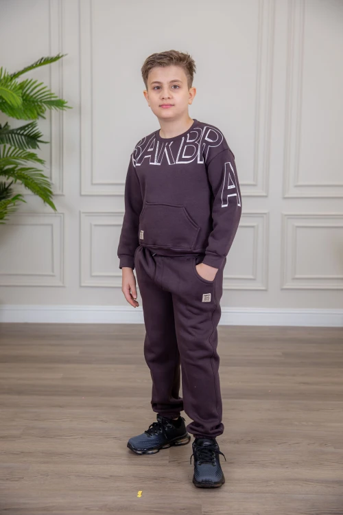 طقم ولادي أنيق قطعتين لون بنفسجي بجيوب أمامية وأكمام طويلة مع كتابة أمامية و بنطلون بجيوب و مطاط من الأسفل