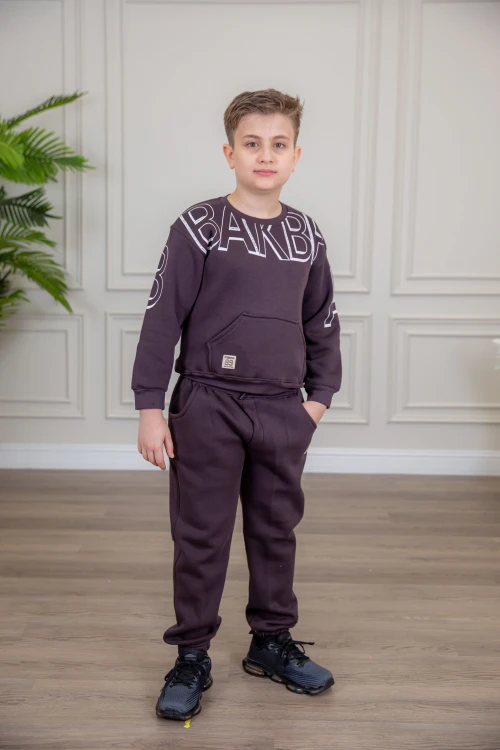 طقم ولادي أنيق قطعتين لون بنفسجي بجيوب أمامية وأكمام طويلة مع كتابة أمامية و بنطلون بجيوب و مطاط من الأسفل