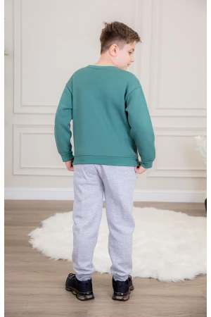 طقم ولادي أنيق قطعتين لون رمادي وأخضر مع قبعة هودي أكمام طويلة مزين بكتابات و بنطلون بجيوب و مطاط من الأسفل