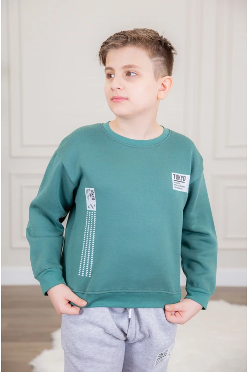 طقم ولادي أنيق قطعتين لون رمادي وأخضر مع قبعة هودي أكمام طويلة مزين بكتابات و بنطلون بجيوب و مطاط من الأسفل