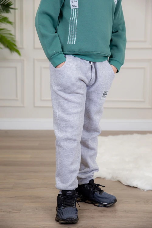 طقم ولادي أنيق قطعتين لون رمادي وأخضر مع قبعة هودي أكمام طويلة مزين بكتابات و بنطلون بجيوب و مطاط من الأسفل