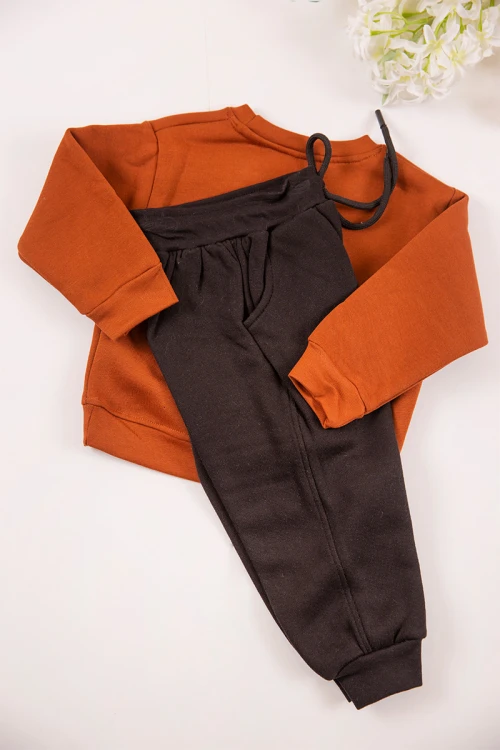 طقم ولادي أنيق قطعتين لون رمادي وأخضر مع قبعة هودي أكمام طويلة مزين بكتابات و بنطلون بجيوب و مطاط من الأسفل