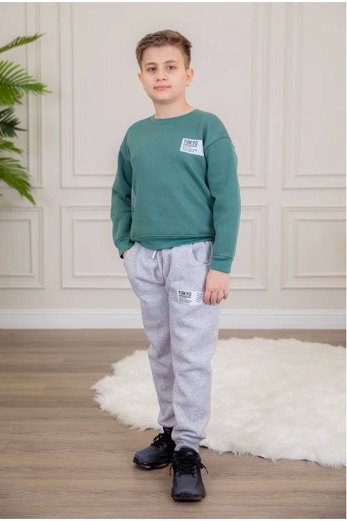 طقم ولادي أنيق قطعتين لون رمادي وأخضر مع قبعة هودي أكمام طويلة مزين بكتابات و بنطلون بجيوب و مطاط من الأسفل