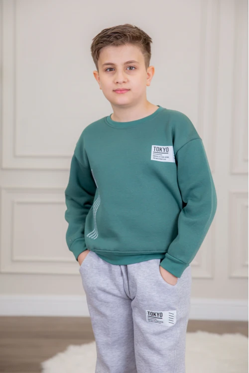 طقم ولادي أنيق قطعتين لون رمادي وأخضر مع قبعة هودي أكمام طويلة مزين بكتابات و بنطلون بجيوب و مطاط من الأسفل