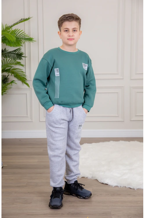 طقم ولادي أنيق قطعتين لون رمادي وأخضر مع قبعة هودي أكمام طويلة مزين بكتابات و بنطلون بجيوب و مطاط من الأسفل