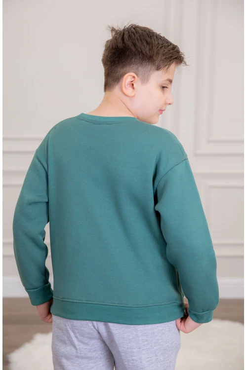 طقم ولادي أنيق قطعتين لون رمادي وأخضر مع قبعة هودي أكمام طويلة مزين بكتابات و بنطلون بجيوب و مطاط من الأسفل