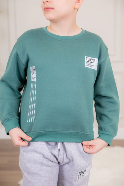 طقم ولادي أنيق قطعتين لون رمادي وأخضر مع قبعة هودي أكمام طويلة مزين بكتابات و بنطلون بجيوب و مطاط من الأسفل