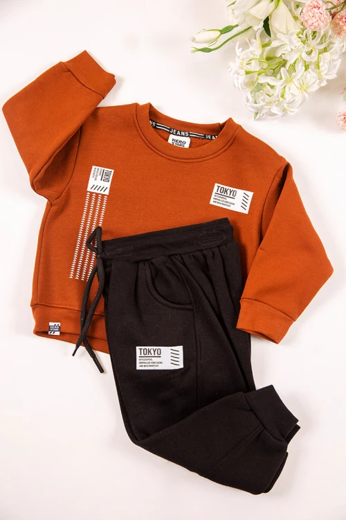 طقم ولادي أنيق قطعتين لون رمادي وأخضر مع قبعة هودي أكمام طويلة مزين بكتابات و بنطلون بجيوب و مطاط من الأسفل