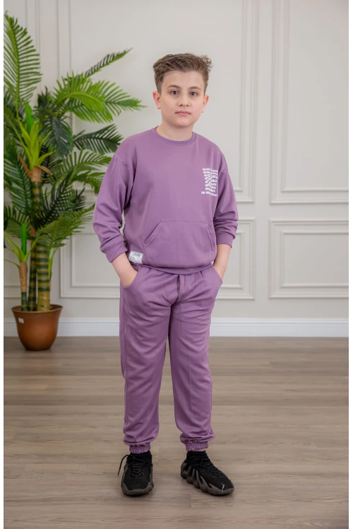 طقم ولادي أنيق قطعتين لون موف بجيوب أمامية أكمام طويلة مزين بكتابات و بنطلون بجيوب و مطاط من الأسفل