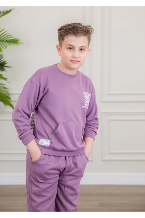 طقم ولادي أنيق قطعتين لون موف بجيوب أمامية أكمام طويلة مزين بكتابات و بنطلون بجيوب و مطاط من الأسفل