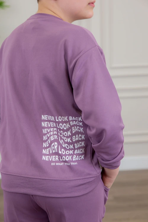 طقم ولادي أنيق قطعتين لون موف بجيوب أمامية أكمام طويلة مزين بكتابات و بنطلون بجيوب و مطاط من الأسفل