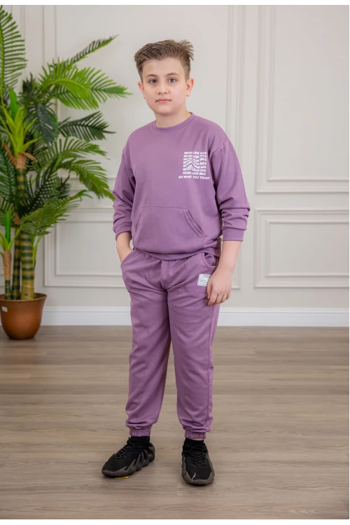 طقم ولادي أنيق قطعتين لون موف بجيوب أمامية أكمام طويلة مزين بكتابات و بنطلون بجيوب و مطاط من الأسفل