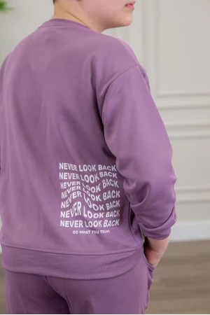 طقم ولادي أنيق قطعتين لون موف بجيوب أمامية أكمام طويلة مزين بكتابات و بنطلون بجيوب و مطاط من الأسفل