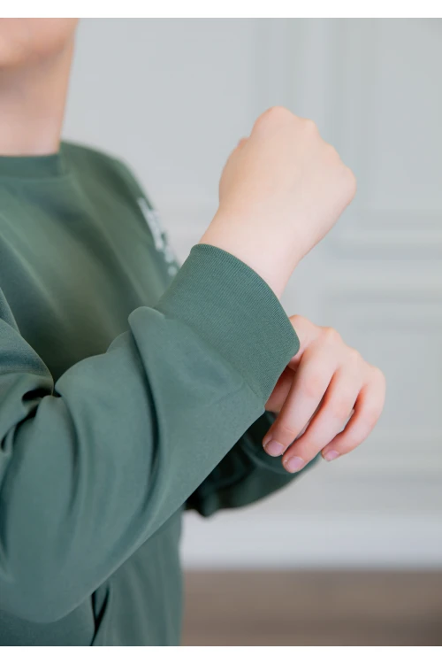 طقم ولادي أنيق قطعتين لون أخضر بجيوب أمامية أكمام طويلة مزين برسومات و بنطلون بجيوب و مطاط من الأسفل