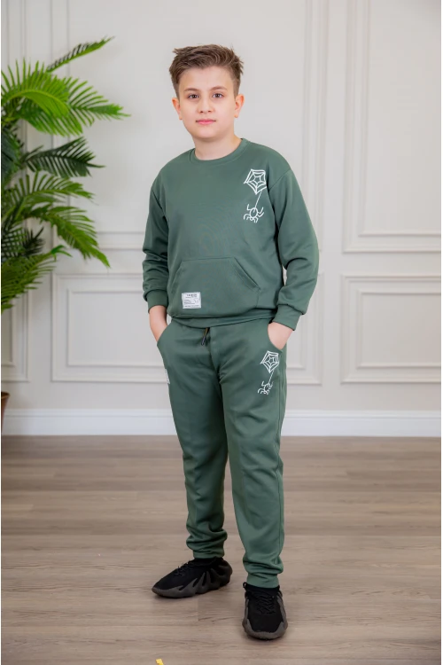 طقم ولادي أنيق قطعتين لون أخضر بجيوب أمامية أكمام طويلة مزين برسومات و بنطلون بجيوب و مطاط من الأسفل