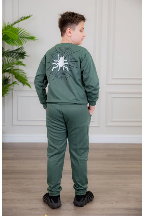 طقم ولادي أنيق قطعتين لون أخضر بجيوب أمامية أكمام طويلة مزين برسومات و بنطلون بجيوب و مطاط من الأسفل