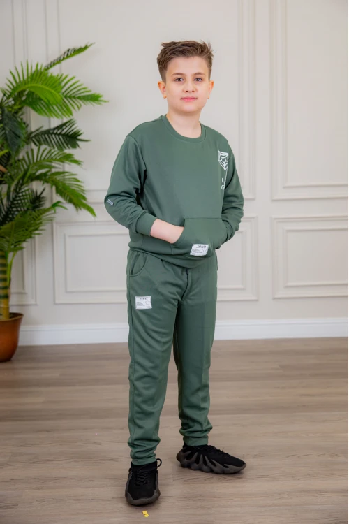 طقم ولادي أنيق قطعتين لون أخضر بجيوب أمامية أكمام طويلة مزين برسومات و بنطلون بجيوب و مطاط من الأسفل