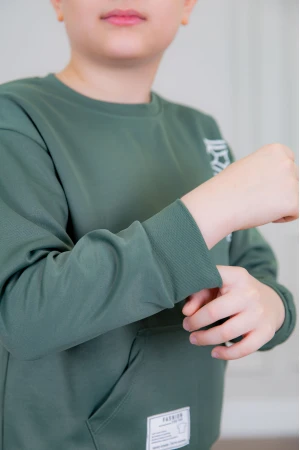 طقم ولادي أنيق قطعتين لون أخضر بجيوب أمامية أكمام طويلة مزين برسومات و بنطلون بجيوب و مطاط من الأسفل