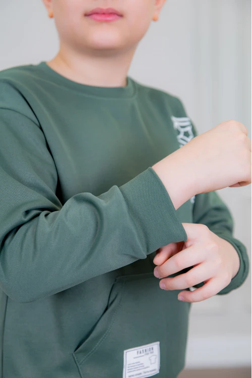 طقم ولادي أنيق قطعتين لون أخضر بجيوب أمامية أكمام طويلة مزين برسومات و بنطلون بجيوب و مطاط من الأسفل