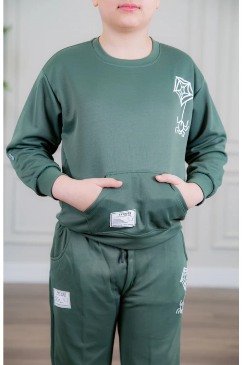 طقم ولادي أنيق قطعتين لون أخضر بجيوب أمامية أكمام طويلة مزين برسومات و بنطلون بجيوب و مطاط من الأسفل