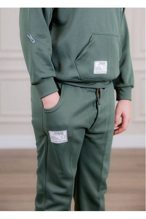 طقم ولادي أنيق قطعتين لون أخضر بجيوب أمامية أكمام طويلة مزين برسومات و بنطلون بجيوب و مطاط من الأسفل