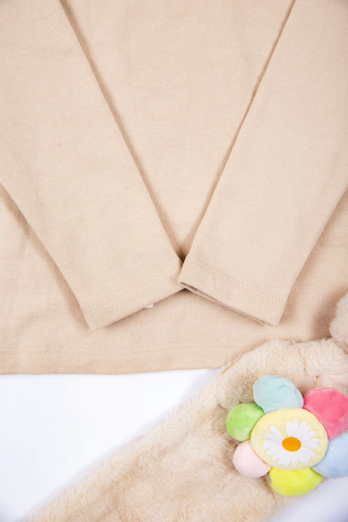 بلوزة أطفال شتوية لون بيج برقبة و أكمام طويلة