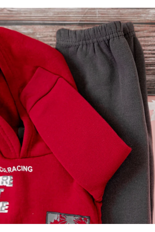 طقم قطعتين ولادي أطفال شتوي لون أحمر ورمادي بقبعة رأس وبأكمام طويلة ومطاط بالأسفل مزينة بكتابات