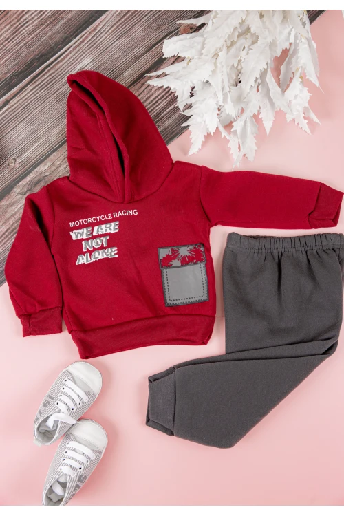 طقم قطعتين ولادي أطفال شتوي لون أحمر ورمادي بقبعة رأس وبأكمام طويلة ومطاط بالأسفل مزينة بكتابات