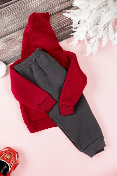 طقم قطعتين ولادي أطفال شتوي لون أحمر ورمادي بقبعة رأس وبأكمام طويلة ومطاط بالأسفل مزينة بكتابات