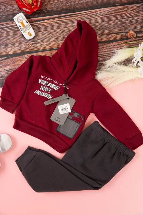 طقم قطعتين ولادي أطفال شتوي لون أحمر ورمادي بقبعة رأس وبأكمام طويلة ومطاط بالأسفل مزينة بكتابات