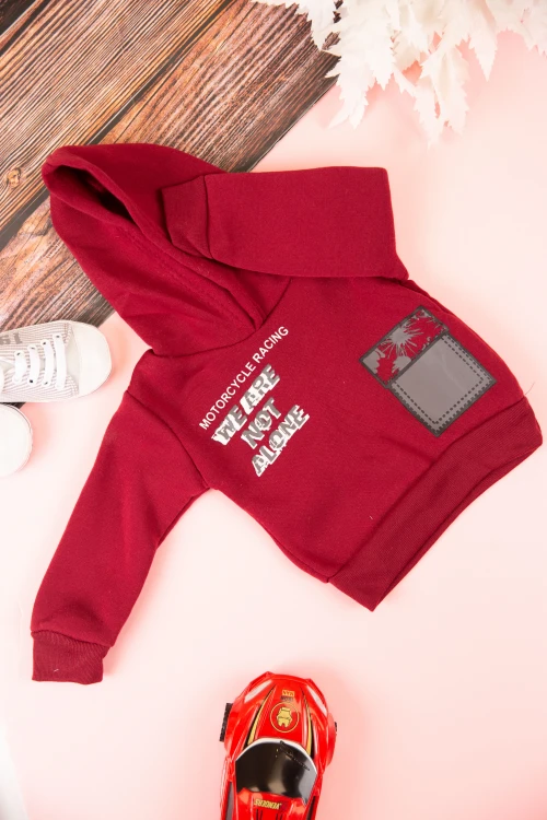 طقم قطعتين ولادي أطفال شتوي لون أحمر ورمادي بقبعة رأس وبأكمام طويلة ومطاط بالأسفل مزينة بكتابات