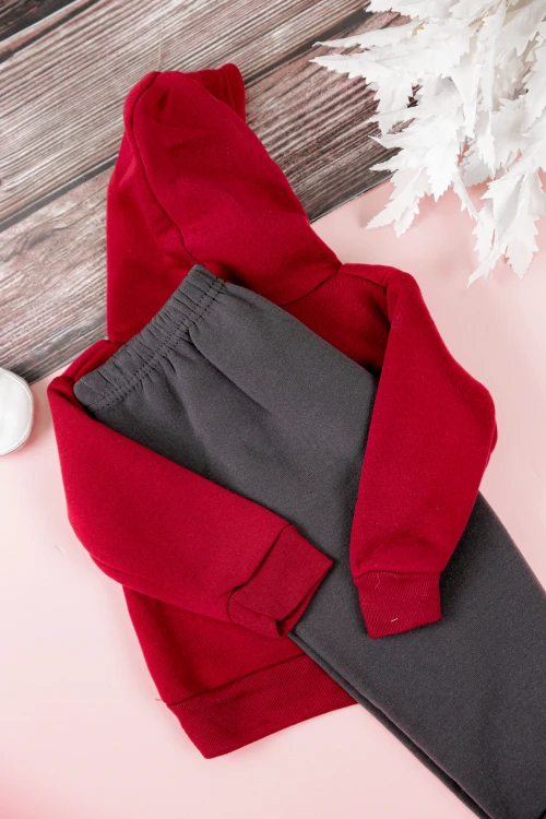 طقم قطعتين ولادي أطفال شتوي لون أحمر ورمادي بقبعة رأس وبأكمام طويلة ومطاط بالأسفل مزينة بكتابات