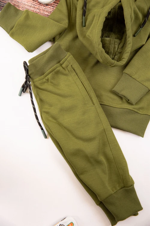 طقم قطعتين أطفال شتوي لون أخضر أكمام طويلة ومطاط بالأسفل مزينة برسومات كرتونية