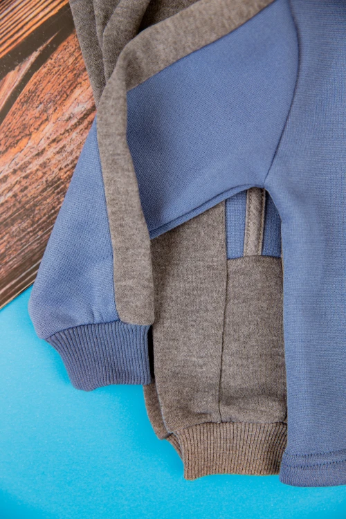 طقم قطعتين ولادي أطفال شتوي لون أزرق ورمادي أكمام طويلة ومطاط بالأسفل مزينة بكتابات من الأمام