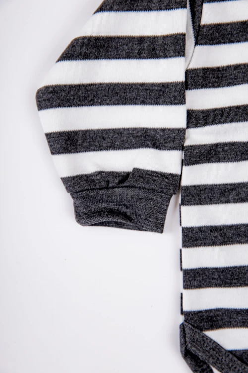 بربتوز أطفال مخطط لون أبيض وأسود  كم طويل بمطاط وأزرار من الأسفل