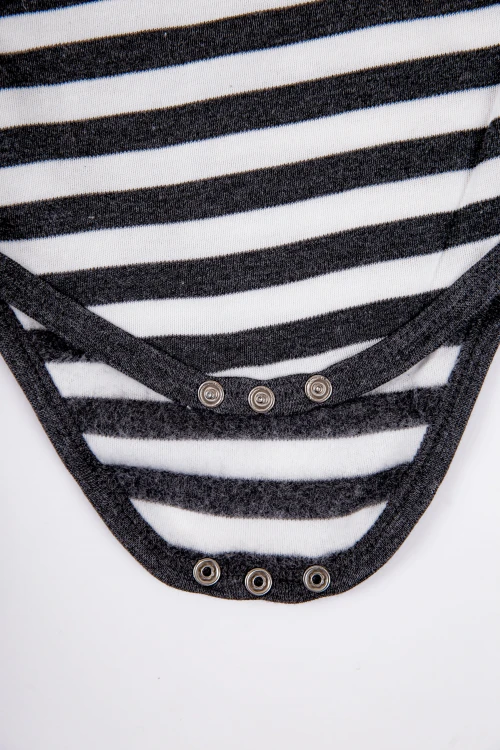 بربتوز أطفال مخطط لون أبيض وأسود  كم طويل بمطاط وأزرار من الأسفل