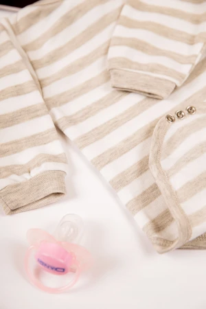 بربتوز أطفال مخطط لون أبيض وأسود  كم طويل بمطاط وأزرار من الأسفل