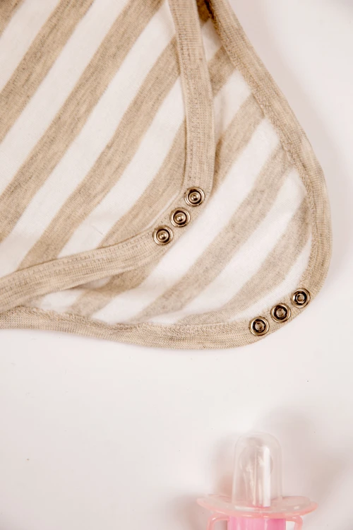 بربتوز أطفال مخطط لون أبيض وأسود  كم طويل بمطاط وأزرار من الأسفل