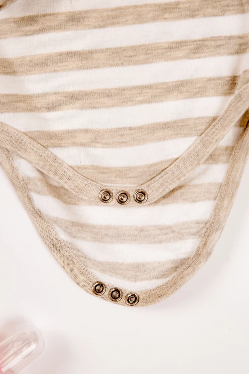 بربتوز أطفال مخطط لون أبيض وأسود  كم طويل بمطاط وأزرار من الأسفل