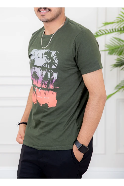تيشيرت رجالي أكمام قصيرة و مزين برسومات و كتابات من الأمام