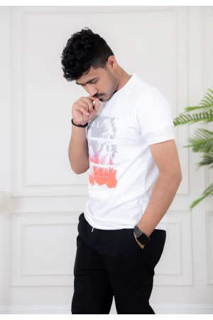 تيشيرت رجالي أكمام قصيرة و مزين برسومات و كتابات من الأمام