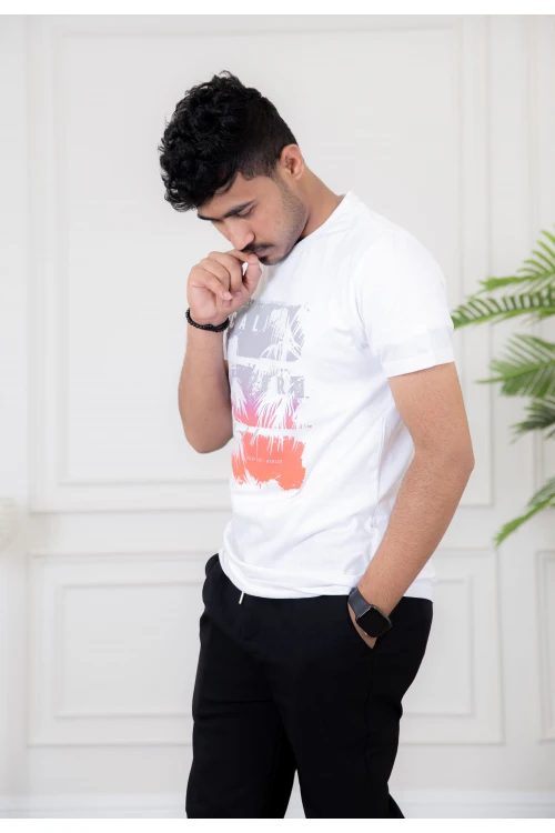 تيشيرت رجالي أكمام قصيرة و مزين برسومات و كتابات من الأمام