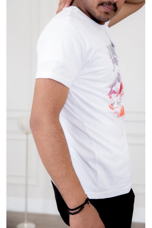 تيشيرت رجالي أكمام قصيرة و مزين برسومات و كتابات من الأمام