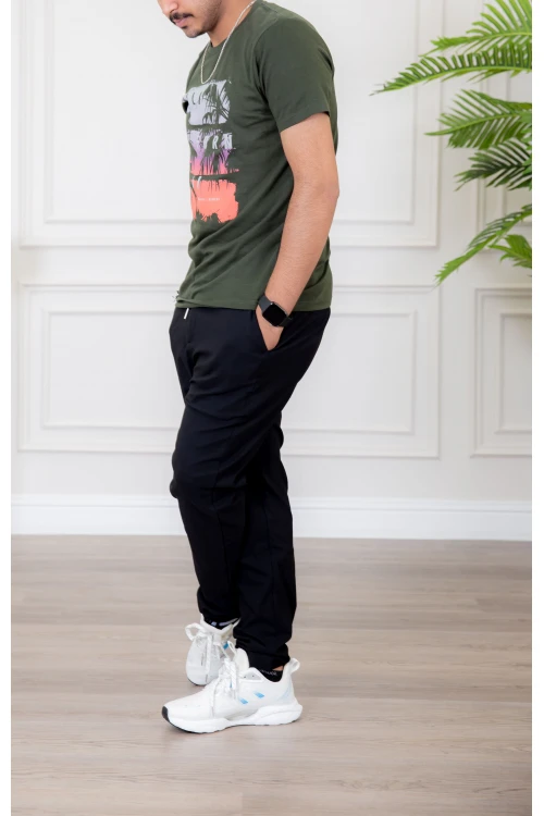 تيشيرت رجالي أكمام قصيرة و مزين برسومات و كتابات من الأمام