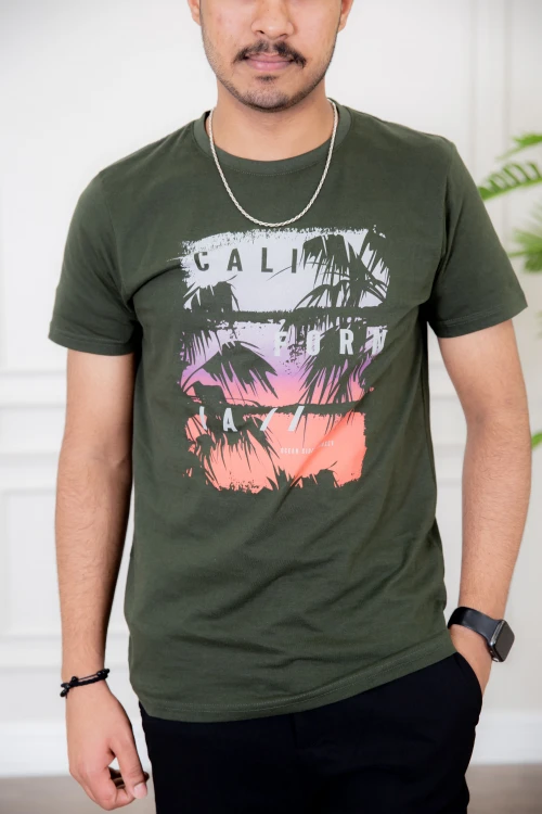 تيشيرت رجالي أكمام قصيرة و مزين برسومات و كتابات من الأمام